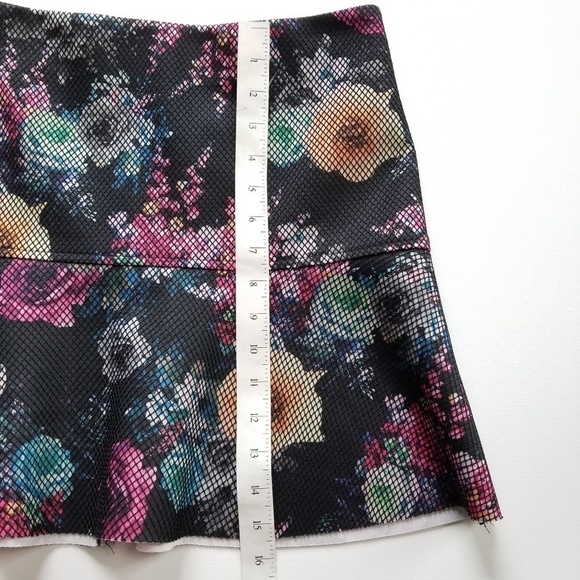 NEW! RED by Saks 5th Ave Floral Scuba Mini Skirt S. - Picture 4 of 8